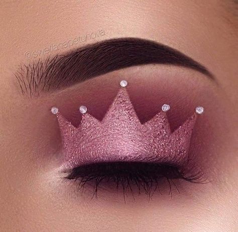 Princess crown eyeshadow Minnie Mouse Makeup Ideas, Crown Eyeshadow, Minnie Mouse Makeup, Clown Makeup Ideas, Mouse Makeup, Makeup Ide, Rosa Make-up, Halloween Make-up Looks, Make Up Designs