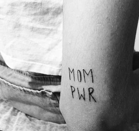 Mom power. Brilliant Tattoo, Mom Baby Tattoo, Tattoo Ideas For Moms, Mama Tattoo, Power Tattoo, Mommy Tattoos, Tattoo For Son, Infinity Tattoos, Baby Tattoos