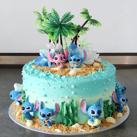 Under the sea theme Stitch Birthday Cakes Ideas, Stitch Desserts, Fandom Cakes, Lilo And Stitch Cake, Stitch Cake, Beach Cake, Stitch Birthday, Beach Cakes, Cat Sculpture