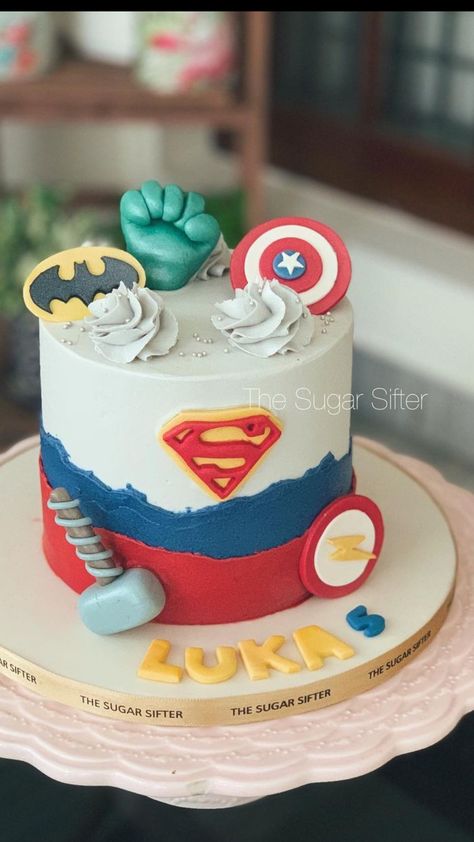 Avengers Cake Simple, Simple Marvel Cake, Simple Superhero Cake, Super Hero Cake Ideas, Super Hero Birthday Cake For Boys, Super Hero Cakes For Boys, Superhero Birthday Party Cake, Superhero Cake For Boys, Avengers Cake Ideas