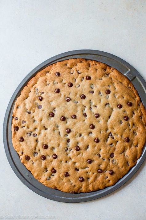 Chocolate Chip Pizza, Cookie Pizza Recipe, Chocolate Chip Cookie Pizza, Big Chocolate Chip Cookies, Pizza Sugar Cookie, Giant Chocolate Chip Cookie, Homemade Chocolate Chips, Homemade Chocolate Chip Cookies, Chocolate Chip Cookie Cake