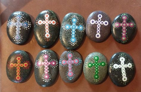 Christian Painted Rocks, Christian Rock Painting Ideas, Rock Coloring, Mandela Rock Painting, Painted Crosses, Prayer Rocks, Rock Sayings, Middle Ages History, Inspirational Rocks