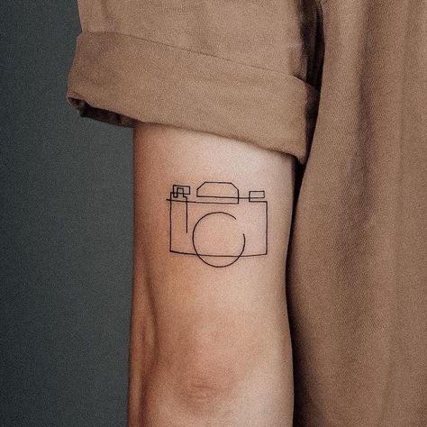 Tattoos For Filmmakers, Small Tattoos Photography, Small Photography Tattoos, Minimalist Photography Tattoo, Photography Related Tattoos, Camera Line Art Tattoo, Dainty Camera Tattoo, Photography Tatoos Ideas, Camera Outline Tattoo