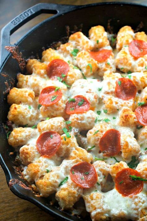 Tater Tot Pizza, Tot Recipes, Pizza Photography, Tater Tot Recipes, Main Dish Casseroles, Iron Skillet Recipes, Pizza Casserole, Cast Iron Skillet Recipes, Tater Tot Casserole