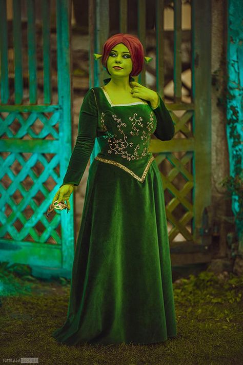 Fiona Cosplay Shrek, Fiona Shrek Halloween Costume, Princess Fiona Cosplay, Fiona From Shrek Costume, Plus Size Cosplay Ideas, Fiona Shrek Costume, Princess Fiona Costume, Fiona Makeup, Shrek And Fiona Costume