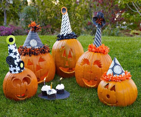 Help your pumpkins celebrate their birthdays! More funny pumpkin carving ideas: http://www.bhg.com/halloween/pumpkin-decorating/funny-pumpkin-carving-ideas/?socsrc=bhgpin101713pumpkinbirthdayparty&page=6 Happy Pumpkin Faces, Halloween Bday Party, Ernie Und Bert, Funny Pumpkin Carvings, Lila Party, Pumpkin Patch Birthday, Pumpkin Stencils Free, Birthday Pumpkin, Halloween 1st Birthdays