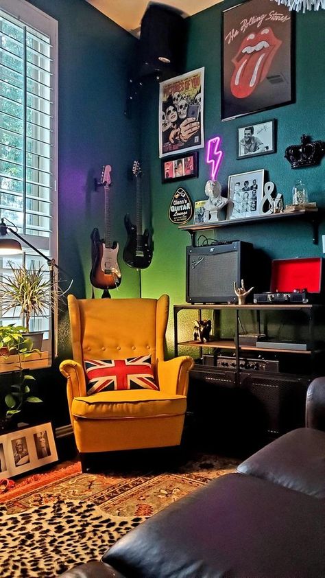 Music Room Wall Paint Ideas, Rock N Roll Lounge Room, Musical Home Decor, Classic Rock Themed Room, Music Room Ideas Aesthetic, Early 20s Room Decor, Game Music Room, Living Room Music Theme, Music And Gaming Room