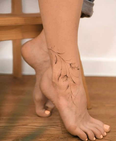 Wrap Around Ankle Tattoos, Carcase Iphone, Tato Minimal, Wrap Tattoo, Tato Henna, Ankle Tattoos For Women, Anklet Tattoos, Foot Tattoos For Women, Gemini Tattoo