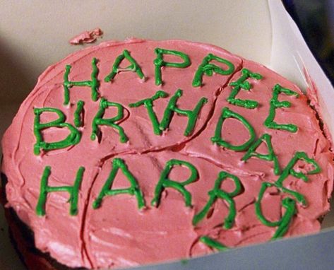 Original Cheesecake Recipe, Pecan Praline Cake, Happee Birthdae Harry, Harry Potter Gifts Diy, Happy Birthday Harry Potter, Cauldron Cake, Praline Cake, Moist Yellow Cakes, Harry Potter Print