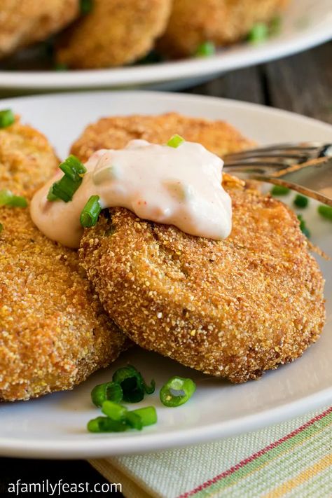 Fried Green Tomatoes - A Family Feast® Green Tomato Salsa, Cooking Soul Food, Fried Green Tomatoes Recipe, Soul Food Recipes, Green Tomato Recipes, Tomatoes Recipe, Southern Recipes Soul Food, Fried Green, Soul Food Dinner