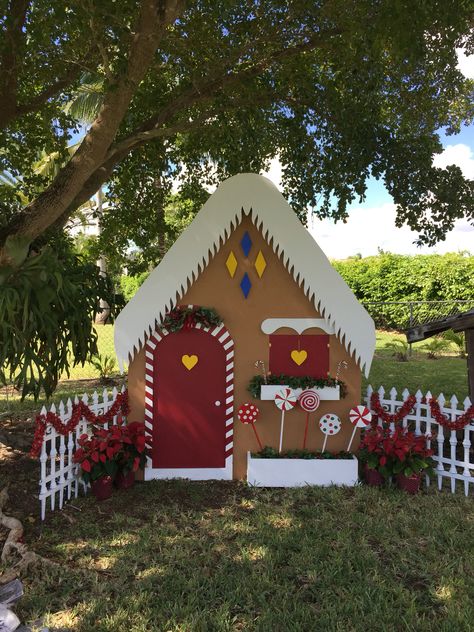 Life Size Gingerbread Play House, Pallet Gingerbread House, Wooden Gingerbread House Yard Art, Life Size Cardboard Gingerbread House, Gingerbread House Backdrop Diy, Plywood Gingerbread House, Giant Gingerbread House Diy, Gingerbread House Props, Gingerbread Farmhouse