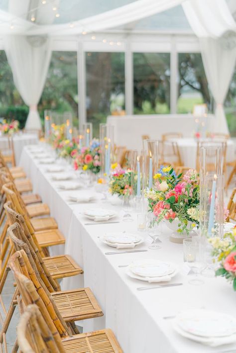 Floral Wedding Place Settings, Simple Garden Wedding Centerpieces, Wedding Floral Centerpieces Long Table, Simple Spring Wedding Tablescapes, Pastel Color Table Setting, Pastel Table Decor Wedding, Pink Wedding Linens, Light Blue And Colorful Wedding, Classic Colorful Wedding