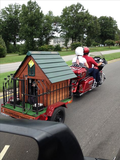 Bike trailer Dog House - no longer forced to stay home, now your 'best buddy' can travel with you, in style! Dog Trailer For Bike, Camper Dog House, Pet Trailer, Dog Bike Trailer, Biker Dog, Dog Trailer, Pet Transport, Motorcycle Trailer, Dog House Diy