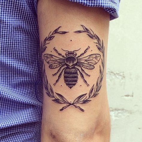 Abeille imperiale @lestarlord Wasp Tattoo, Half Moon Tattoo, Bumble Bee Tattoo, Beginner Tattoos, Japanese Dragon Tattoo, Bug Tattoo, Floral Tattoo Sleeve, Back Of Shoulder Tattoo, Bee Tattoo