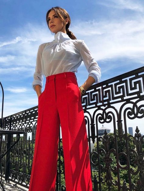 29 Women Who Have Mastered the Art of Classic Style | Who What Wear UK Outfit Pantalon Rojo, Classic Style Personality, Red Pants Outfit, Red Wide Leg Pants, Áo Blu, Victoria Beckham Outfits, Victoria Beckham Style, Red Trousers, Mode Boho