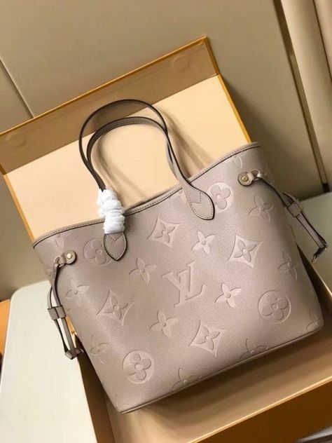 Louis Vuitton Empreinte Neverfull, Louis Vuitton 2022, Lv Neverfull Mm, Lv Neverfull, Replica Louis Vuitton, Sporty Shoes, Luxury Bags Collection, 2022 Ss, Girly Bags