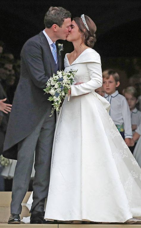 Sealed With a Kiss from Princess Eugenie and Jack Brooksbank's Royal Wedding Photos The couple shared a kiss outside of St. George's Chapel at Windsor Castle. Royal Bustle Wedding Dress, Princess Eugenie Wedding, Emerald Tiara, Hollywood Vibes, Eugenie Wedding, Dress Bustle, Wedding Crochet, Royal Wedding Gowns, Philippine Wedding