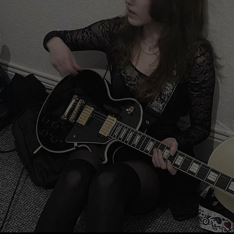 female guitarist Paul Core Aesthetic, Les Paul Guitar Aesthetic, Band Aethstetic, Rock Core Aesthetic, Lorelei Core, Grunge Band Aesthetic, Female Guitarist Aesthetic, Indie Band Aesthetic, Indie Rock Aesthetic