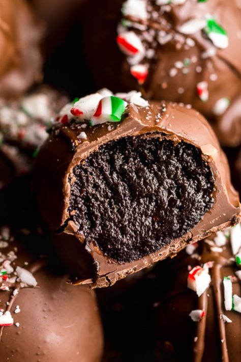 One of the best Christmas candy recipes, these oreo truffles are a great Christmas treat! Ashley Manila, Oreo Ball, Brownie Oreo, Oreo Truffle, Peppermint Truffles, Oreo Truffles Recipe, Christmas Candy Homemade, Wine Chocolate, Baker By Nature