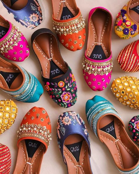 stylish design crochet Cute Alarm Clock, Shopping Pictures, Indian Shoes, Pretty Sandals, Bad Time, Design Crochet, Punjabi Jutti, India Culture, Footwear For Women