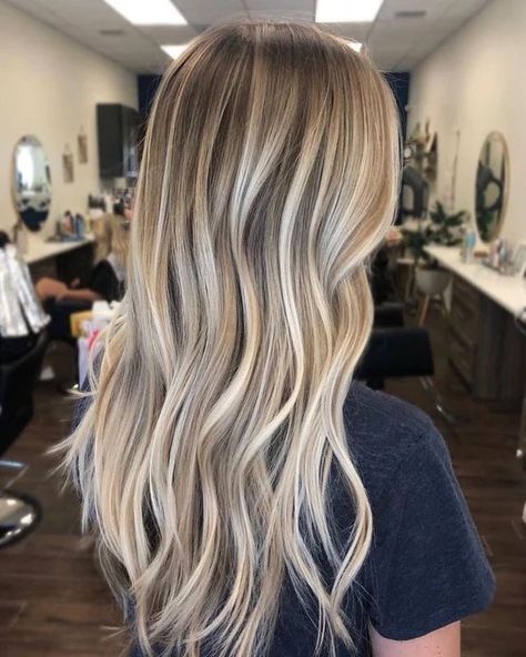 Blonde Hair With Roots, Blonde Wigs, Haircut Styles, Frontal Hairstyles, Blonde Hair Inspiration, Balayage Hair Blonde, Blonde Hair Looks, Blonde Hair With Highlights, Penteado Cabelo Curto