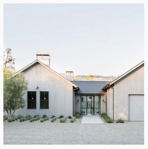 8.15.18 Modern Farmhouse Exterior, Shed Homes, Coastal Farmhouse, Design Exterior, Farmhouse Exterior, House Goals, Barn Style, Facade House, Architect Design