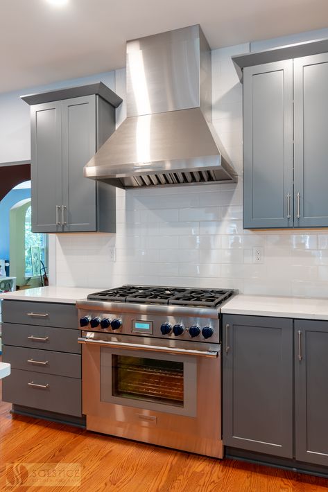 The sleek gray cabinetry in this #CroftonMD #kitchendesign is beautifully accented by @AmericanOlean Ice White 4x6 backsplash tile and classic stainless appliances with a @Thermador range and hood. This enhances the room's aesthetic and creates a pro-style cooking area for the avid amateur chef. 👉 Talk to our team at (410) 451-3456 about your #kitchenremodeling plans. Stainless Range Hood Ideas, Range And Hood, Thermador Range, Flooring Kitchen, Stainless Range Hood, Kitchen Board, Kitchen And Bath Design, Kitchen Dinning, Backsplash Tile