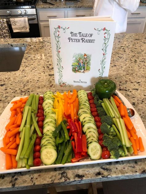 Veggie Tray For Baby Shower Girl, Veggie Themed Baby Shower Ideas, Vegetable Baby Shower Theme, Baby Shower Veggie Tray Ideas, Baby Shower Veggie Tray, Vegtable Tray, Croods Party, Baby Shower Lunch, Garden Baby Shower Theme