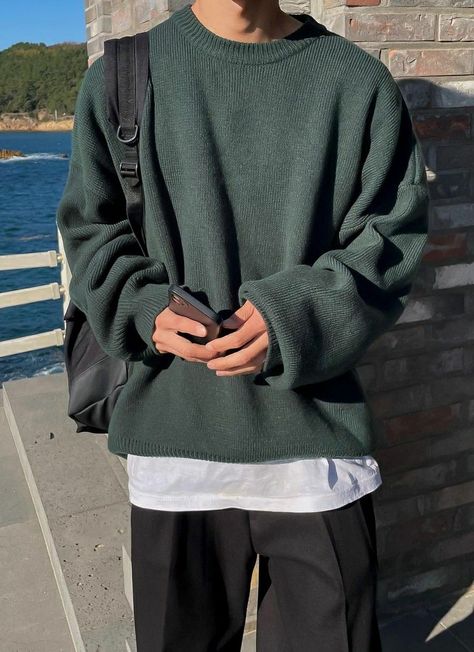 Comfy Fashion Men, Comfy Outfit Men, Green Sweatshirt Outfit, Sweatshirt Outfit Men, Green Sweater Outfit, 6th Form Outfits, Green Oversized Sweater, Sweater Outfits Men, Oversized Sweater Outfit