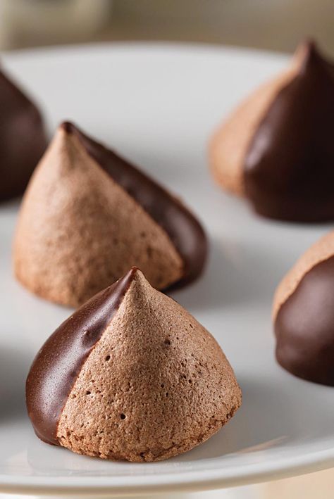 Chocolate Meringue Kisses Meringue Kisses Recipe, Chocolate Meringues, Meringue Cookie Recipe, Meringue Desserts, Mini Dark, Chocolate Meringue, Meringue Kisses, Meringue Recipe, Hershey Kiss