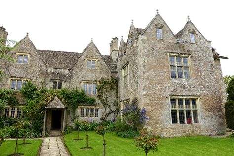 Kelmscott Manor Walks | Explore Tranquility & Historical Beauty Northern Star, Oxfordshire England, Golden Thread, English Art, Thread Art, Pre Raphaelite, Cottage Design, Post Modern, Arts And Crafts Movement