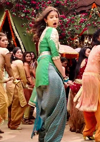 Anushka Sharma in Sultan movie (large-animated-gif!!!) Anushka Sharma Movies, Sultan Movie, Big Gand, Dance Of India, Gif Background, Friend Songs, Patiala Salwar, Beard Styles For Men, Anushka Sharma