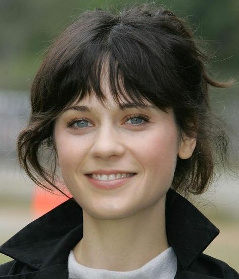 Short Scene Hairstyles, Zooey Deschanel Hair, Scene Hairstyles, Zooey Deschanel Style, Celebs Without Makeup, Short Scene Hair, Behind The Scenes Photos, Emily Deschanel, Hairstyles For Girls