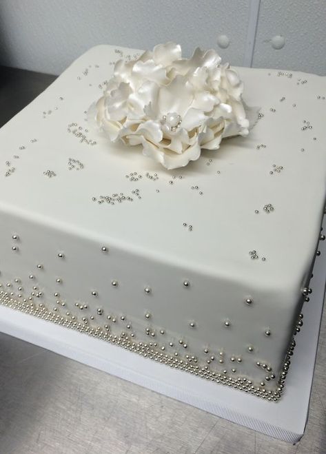 Kare Pasta, 30th Wedding Anniversary Cake, 60 Wedding Anniversary Cake, Cherry Blossom Wedding Cake, Square Cake Design, Wedding Sheet Cakes, Anniversary Cake With Name, Wedding Cake Simple Elegant, Diamond Cake