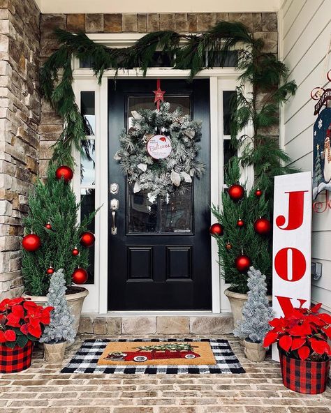 Good Housekeeping on Instagram: “#Christmas door decor inspo, right this way! 🎄 (#regram: @casagrella)” Modern Jul, Hari Valentine, Christmas Doormat, Christmas Porch Decor, Decoration Photo, Christmas Porch, Thanksgiving Decor, Christmas Door, Modern Christmas