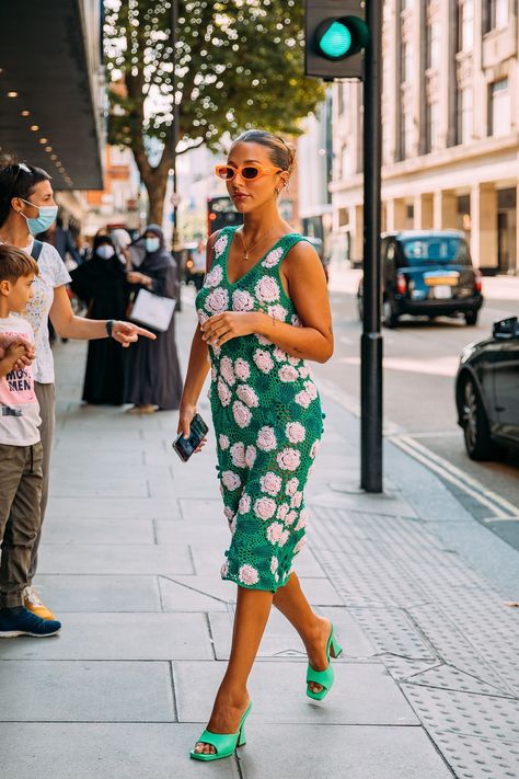 The Best Street Style at London Fashion Week Spring 2022 | Vogue London Fashion Week Street Style, Estilo Hippy, London Outfit, Courtney Love, Fashion Blogger Style, London Street Style, Street Style Chic, Cool Street Fashion, Fashion Week Street Style