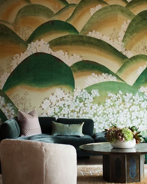 de Gournay on Instagram: “Bring nature in 🌱 with our 'Kiso Mountains' hand painted wallpaper  Interior design by @blueprintstudio_interiors 📷…” Green Wallpaper Living Room, Bedroom Backsplash, Townhouse Aesthetic, Wallpaper Guys, Decorating With Chinoiserie, English Townhouse, Chinoiserie Interior, Saint Saens, Chinoiserie Room