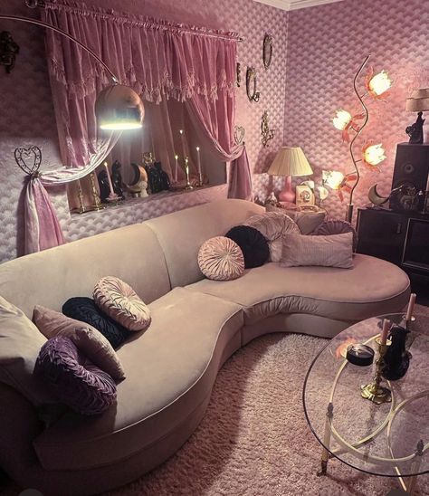 Y2k Lounge Room, Mcbling Living Room, Filming Room Ideas, Themed Bedroom Decor, Y2k House Decor, Eclectic Apartment Living Room, 2000s Living Room, Living Room Y2k, Y2k Furniture