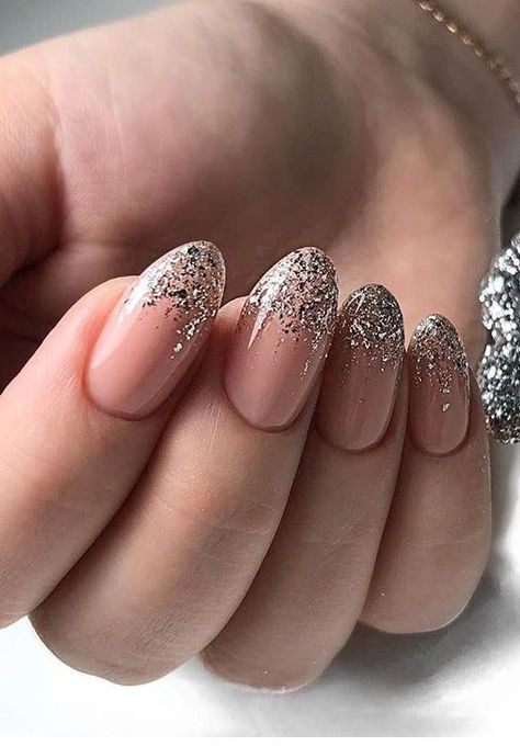 17 Chic Short Oval Nail Designs for Effortless Elegance Short Oval Nail Designs, New Years Nails Design, Oval Nail Designs, Rounded Acrylic Nails, Short Oval Nails, Oval Nail, Oval Nails Designs, New Years Nails, Engagement Nails