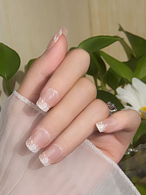 Short Square Natural Nails, Beige French Nails, Short Nails Floral, Vintage Retro Wedding, Pattern Nails, Nails Floral, Bee Nails, Nail Art Diy Easy, Nail Tape