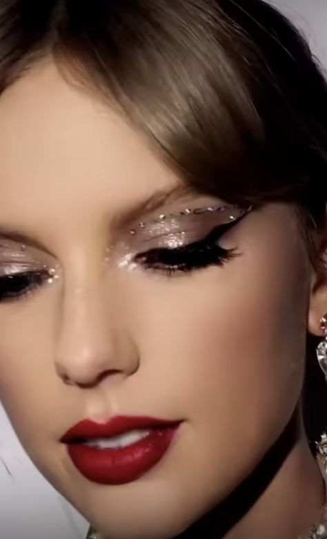 Gold Silver Eye Makeup, Taylor Swift Makeup Bejeweled, Taylor Swift Gem Makeup, T Swift Makeup, Taylor Inspired Makeup, Reputation Hairstyle Concert, Ttpd Makeup Ideas Taylor Swift, Taylor Swift Midnight Eye Makeup, Taylor Swift Vmas 2022 Makeup