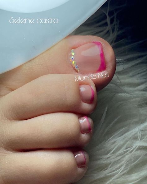 French Pedicure Ideas Summer, Pedicure Fucsia, Pedicure Elegante, Hot Pink Pedicure, Toes Nails Ideas, Toes Nails Designs, Pedicure Rosa, Toes Nails Colors, Toes Nail Art