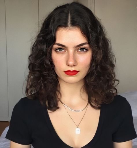 Zoia Mossour Short Hair, Collarbone Curly Hair, Curly Hair No Bangs, Short Wavy Hair Natural, Curly Hair Lob, Zoia Mossour, Haircuts For Curly Hair, Short Wavy Hair, Curly Hair Cuts