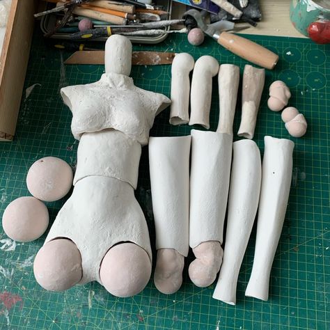 Creating a handcrafted BJD doll takes a lot of time because these dolls have many joints and require a high level of skill from the artist. However, I really enjoy the process; I love transforming lifeless chunks of clay into soulful dolls. This is the largest doll I have ever made, and it will take a lot of time. I will provide more updates on the progress regularly. Clay Dolls Tutorial, Clay Bjd, Plush Making, Art Doll Tutorial, Clay Arts, Sculpting Tutorials, Sculpture Art Clay, Clay Doll, Food Illustration Art