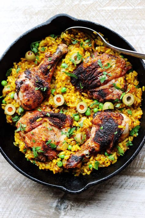 One pot chicken saffron rice with saffron, peas, olives and Piementon is an easy weeknight meal that requires minimal work. The oven does the job for you. Rice With Peas, Saffron Chicken, Saffron Recipes, Kfc Recipe, Iron Recipes, Saffron Rice, Rosemary Chicken, One Pot Chicken, Chicken And Rice