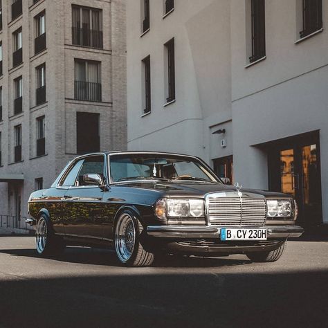 What a #beauty ! #lowered #mercedes #benz #w123 #coupe in #anthracite #grey Via @indivfelgenreparatur  #c123 #mercedes_benz #caroftheday… Mercedes 500e W124, 1980 Cars, W123 Mercedes, Mercedes 123, Mercedes Benz W123, Mercedes 280, Mercedes Benz Coupe, Mercedes W123, Old Mercedes