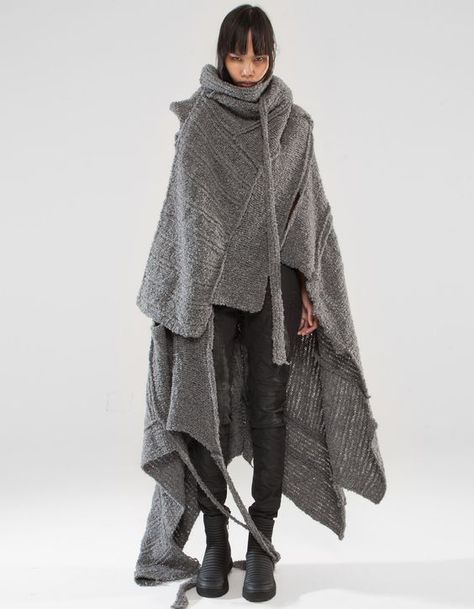 Luce Poncho Cute Simple Fall Outfits, Mode Cyberpunk, Dystopian Fashion, Apocalyptic Fashion, Simple Fall Outfits, Blanket Coat, Cyberpunk Fashion, Futuristic Fashion, Heavy Knit