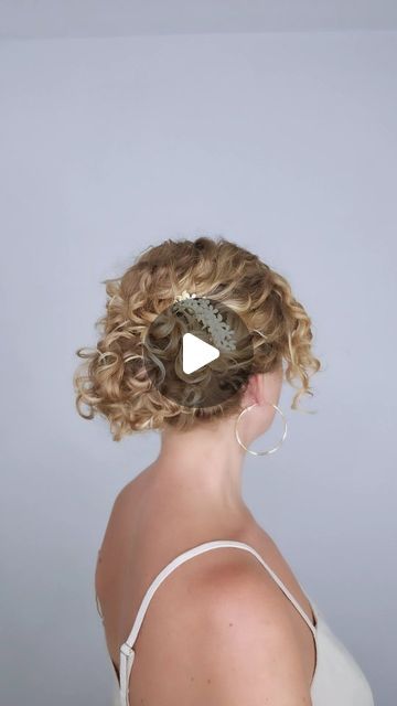 Curly Side Bun Wedding Hair, Curly Hair Low Updo, Short Curly Updo Hairstyles, Short Curly Updo, Classy Updo, Low Updo, Fine Curly Hair, Curly Hair Tutorial, Curly Updo