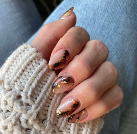 Fall Nails Gold Flakes, Nails Art 2022, Fall Nails Art, Fall Nails Designs, Nails Designs Ideas, Makeup Nails Art, Fall Gel Nails, Gold Flake, Leopard Nails