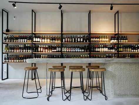 Vinos Chidos wine shop Tasting Table Design, Whisky Lounge, Wine Tasting Table, Wine Shop Interior, Wine Bar Design, Sake Bar, Coffee Shop Bar, Wine Bars, Bar Interior Design